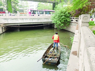 南京大橋南路河段進(jìn)行漂浮物打撈