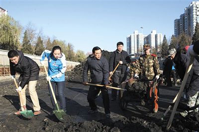 北京：南護(hù)城河道進(jìn)行清淤，9年底泥即將清除